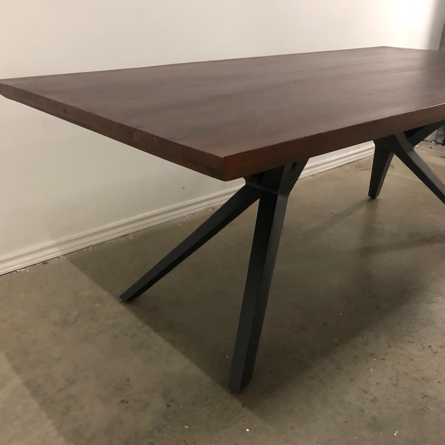 STREAMLINE DINING TABLE