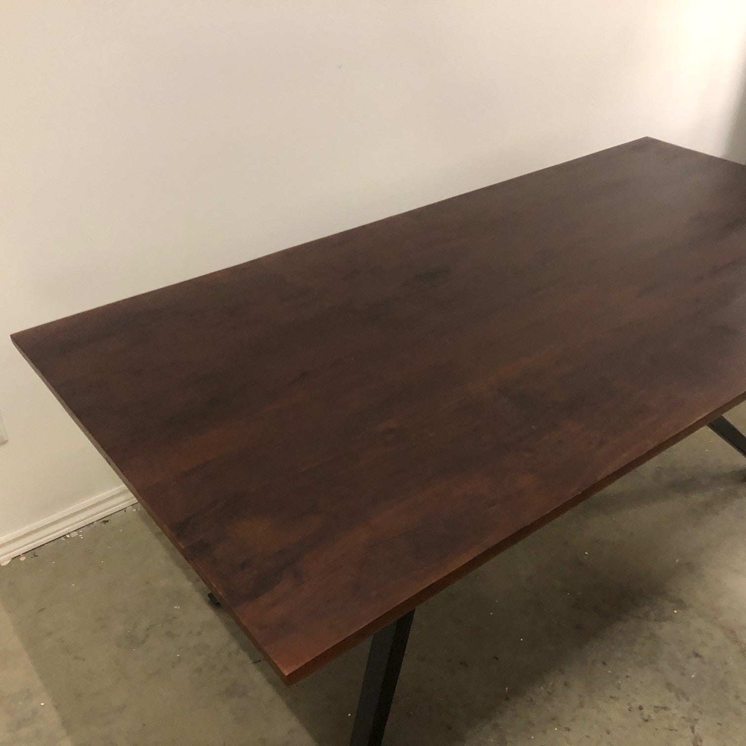 STREAMLINE DINING TABLE