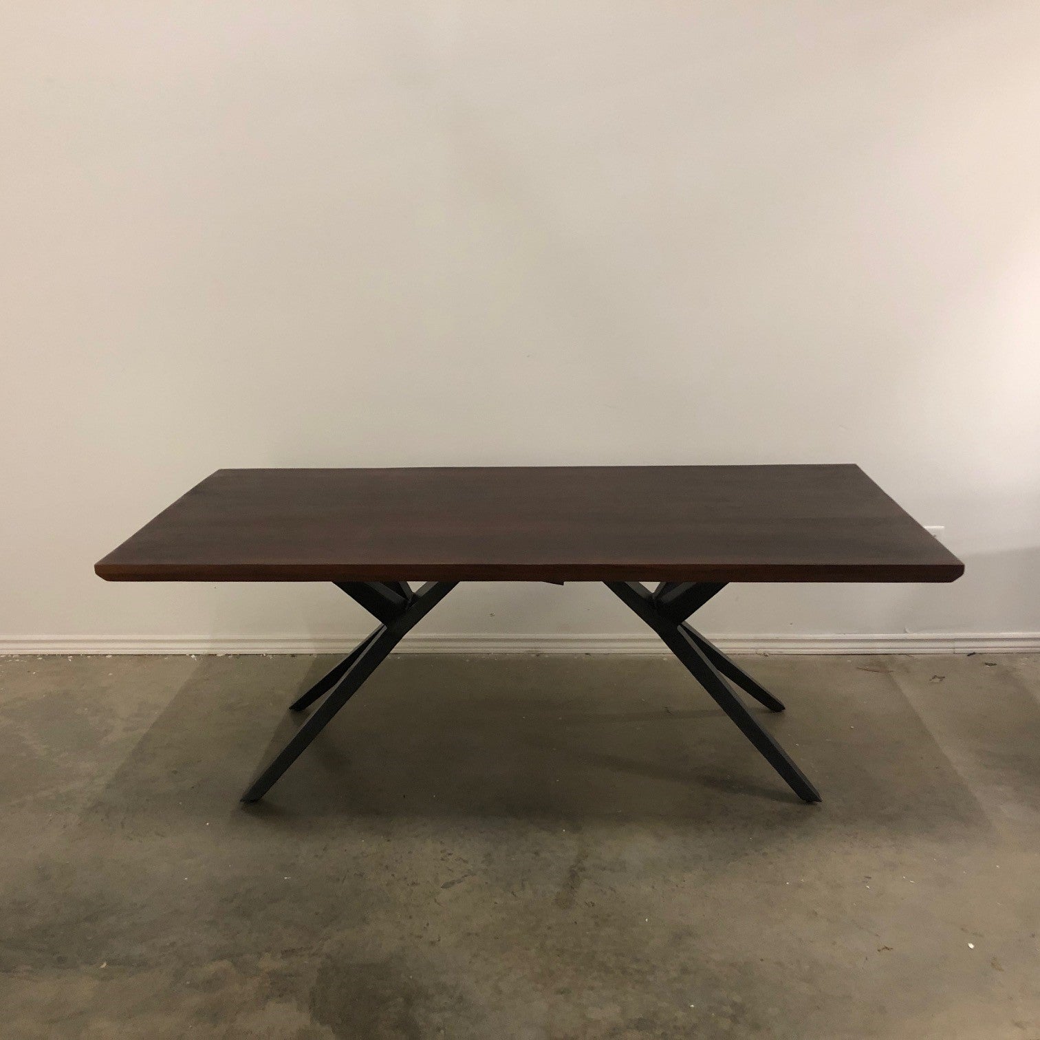 STREAMLINE DINING TABLE