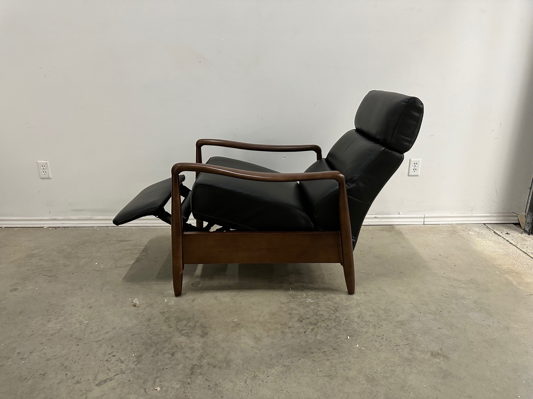 BURGEO LEATHER PUSHBACK RECLINER