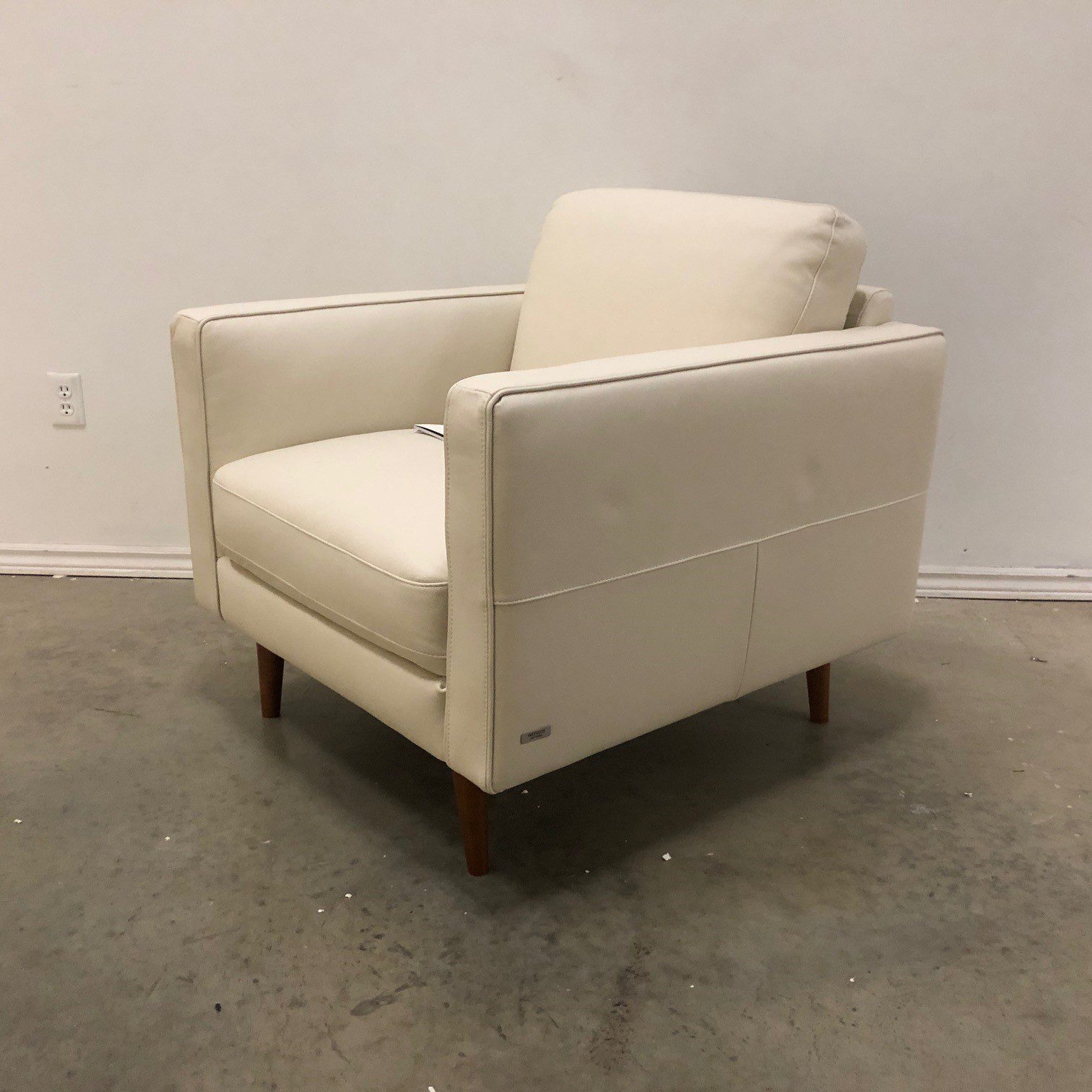 DESTREZZA ITALIAN CREAM LEATHER CHAIR