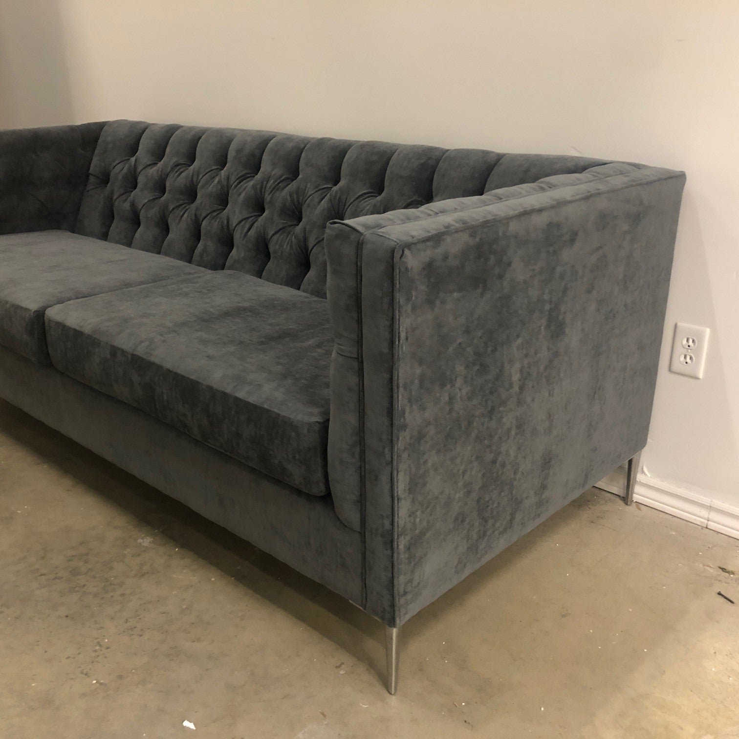 LEO TUFTED FABRIC SOFA