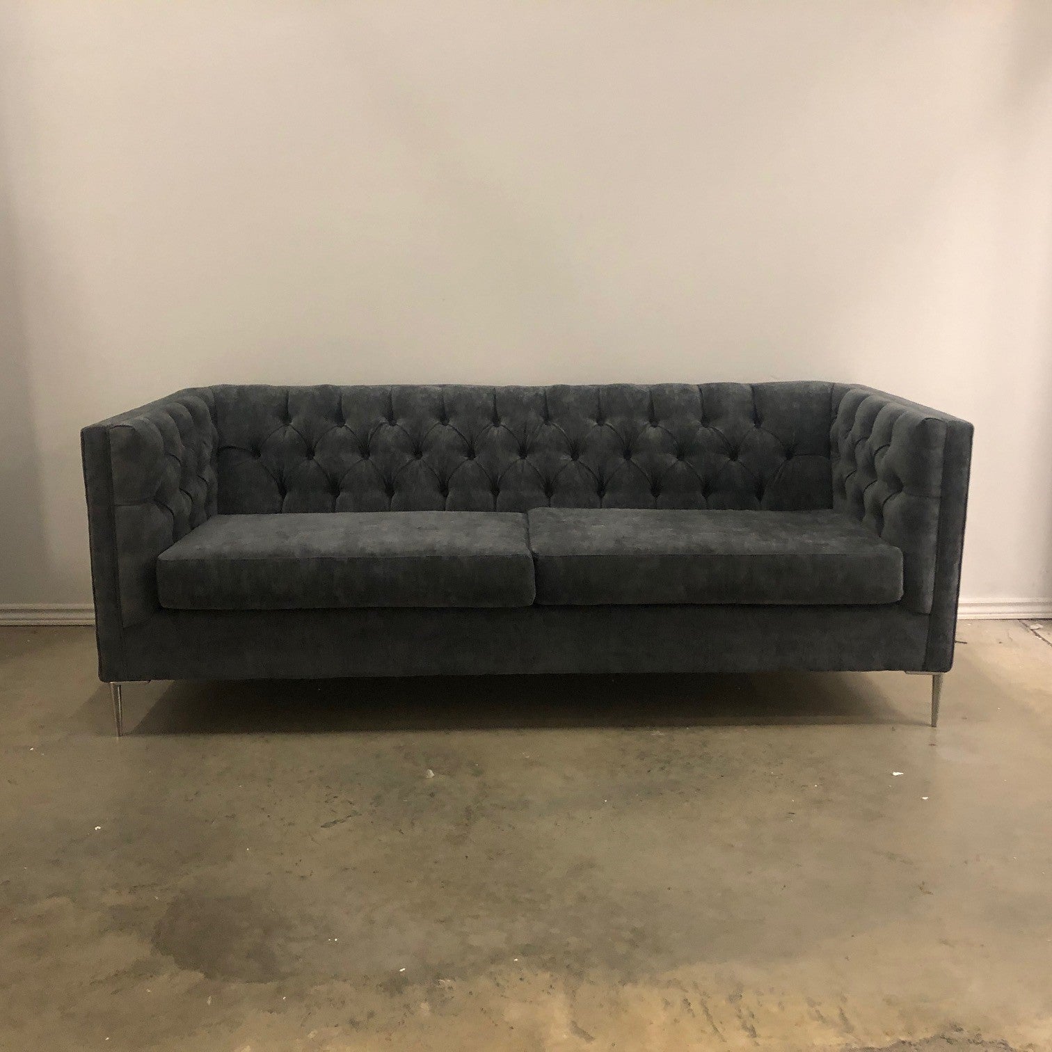 LEO TUFTED FABRIC SOFA