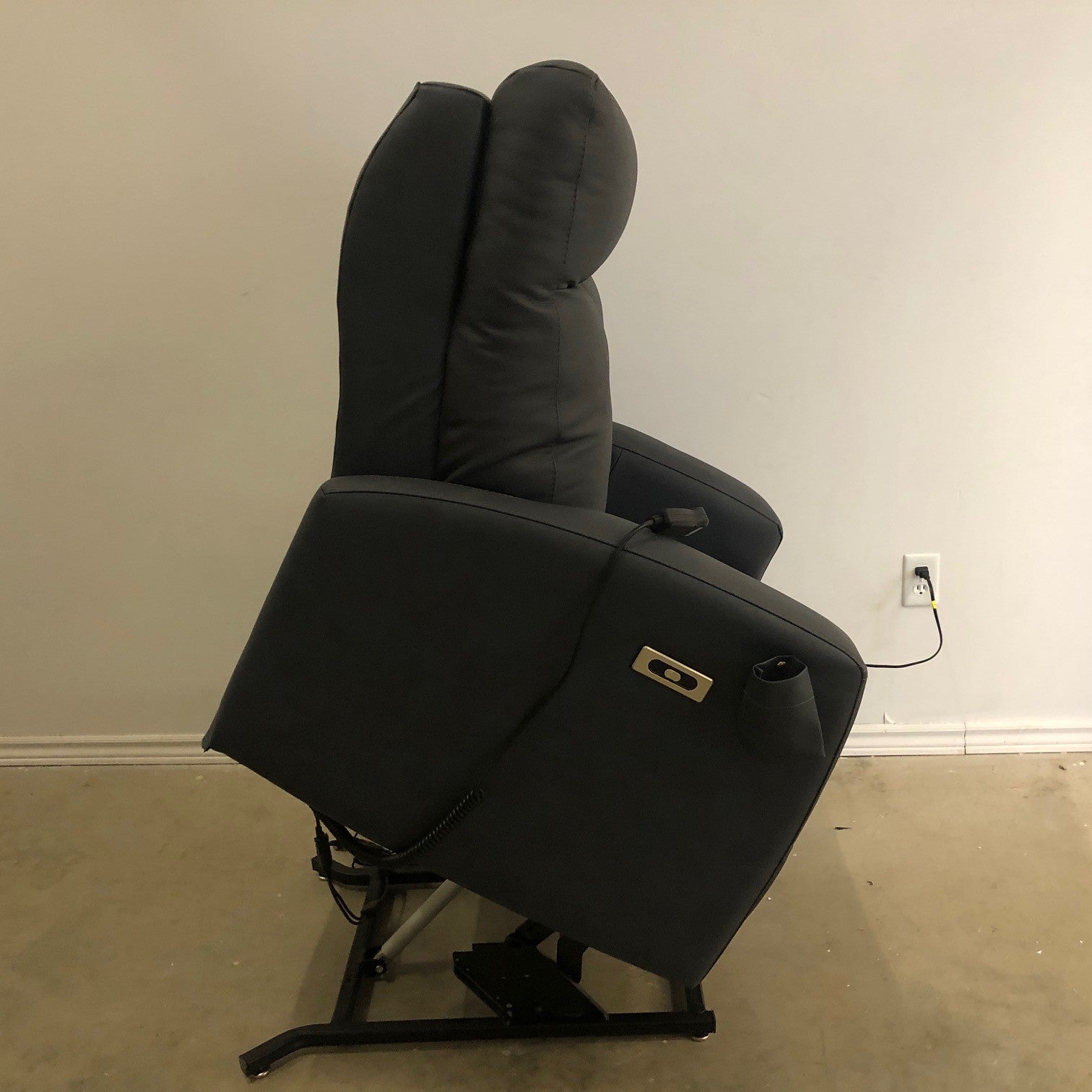 C0042 LEATHER RECLINING LIFT CHAIR