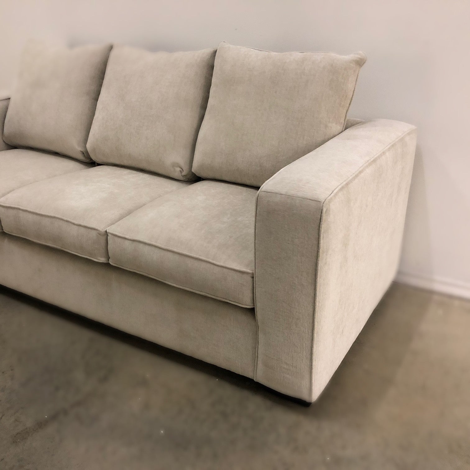 JAMIE FABRIC SOFA IN DREAM CREAM