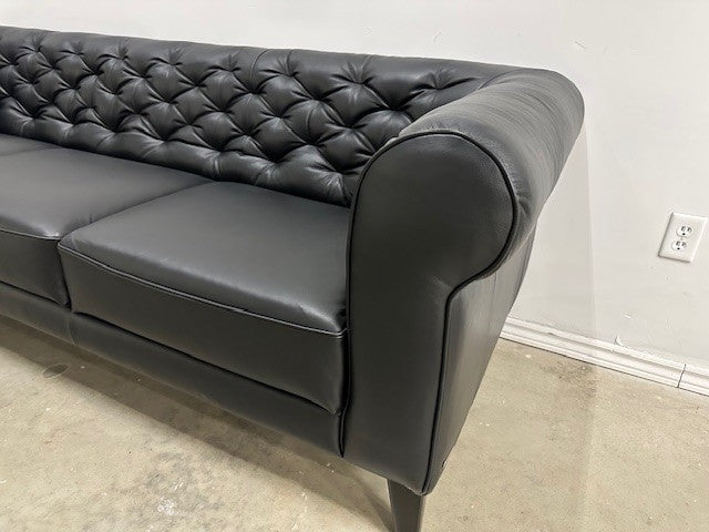 LABARINTO TUFTED LEATHER SOFA