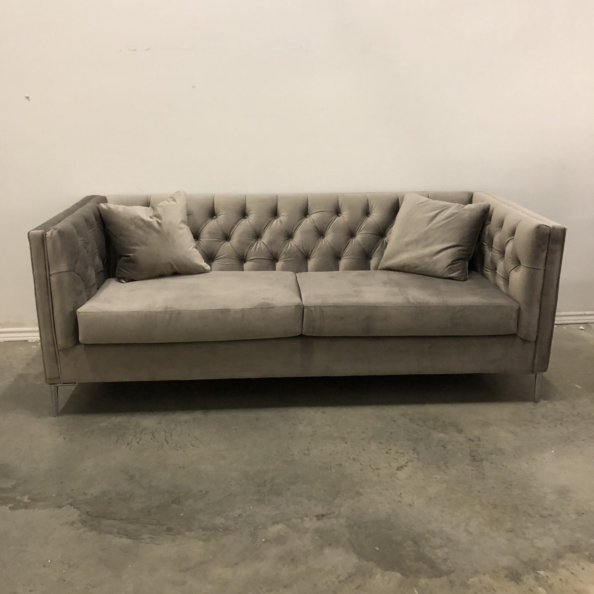 LEO TUFTED FABRIC SOFA