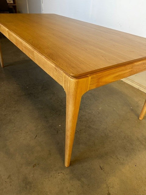 GRAZIE DINING TABLE