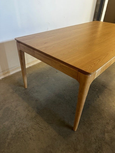 GRAZIE DINING TABLE