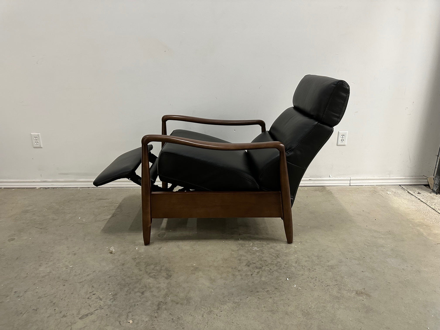 BURGEO LEATHER PUSHBACK RECLINER