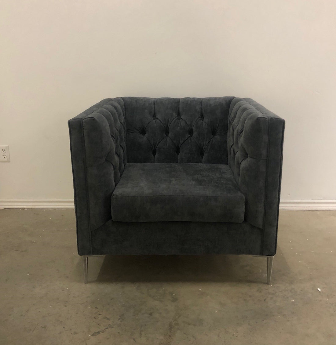 LEO TUFTED FABRIC CHAIR