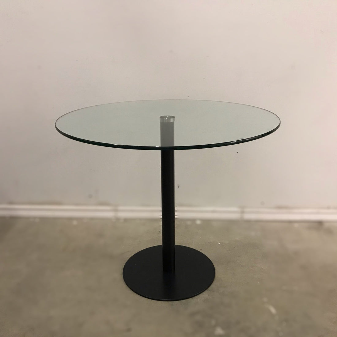 36″ ROUND GLASS TABLE (BLACK BASE)