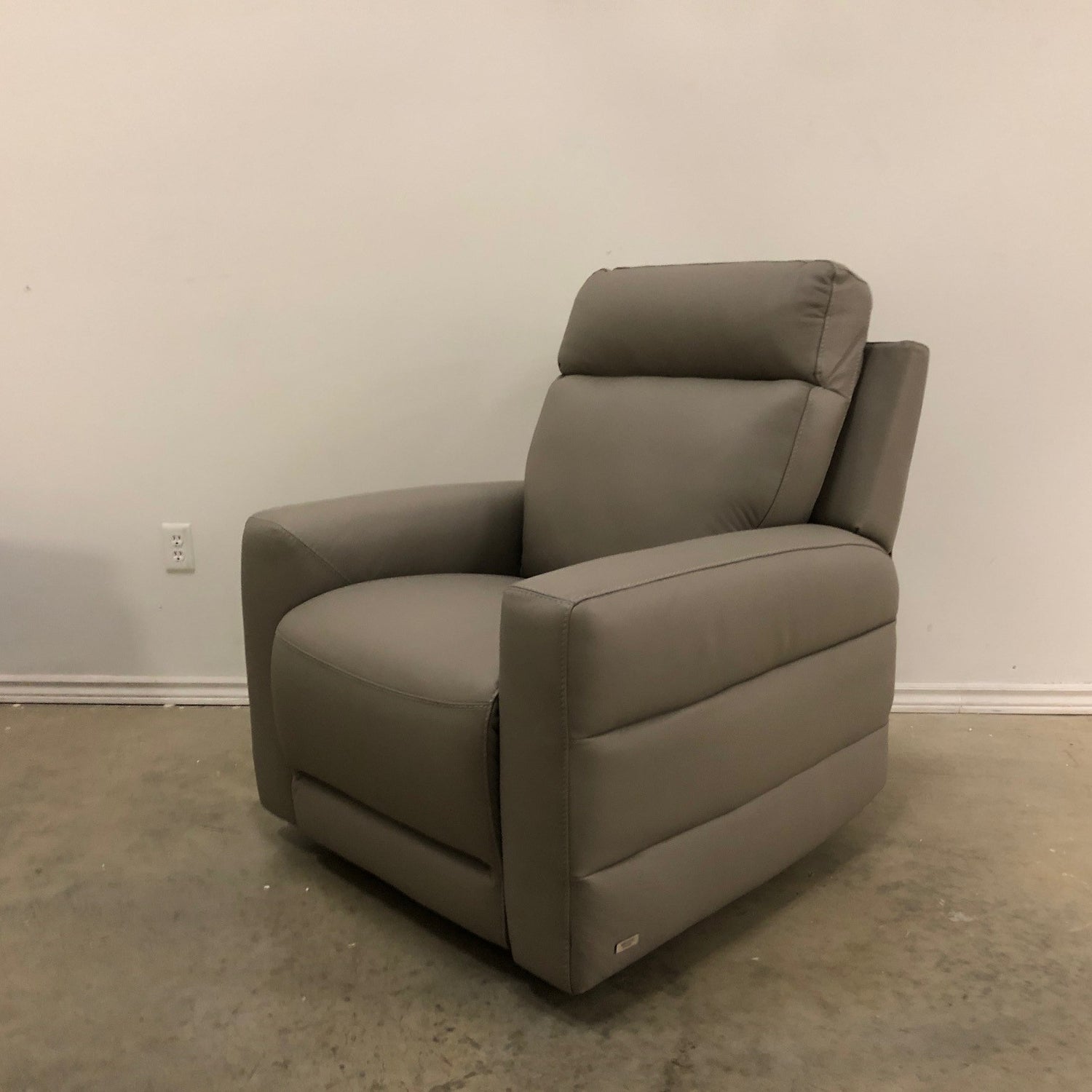 BENEVOLO ITALIAN LEATHER POWER RECLINER