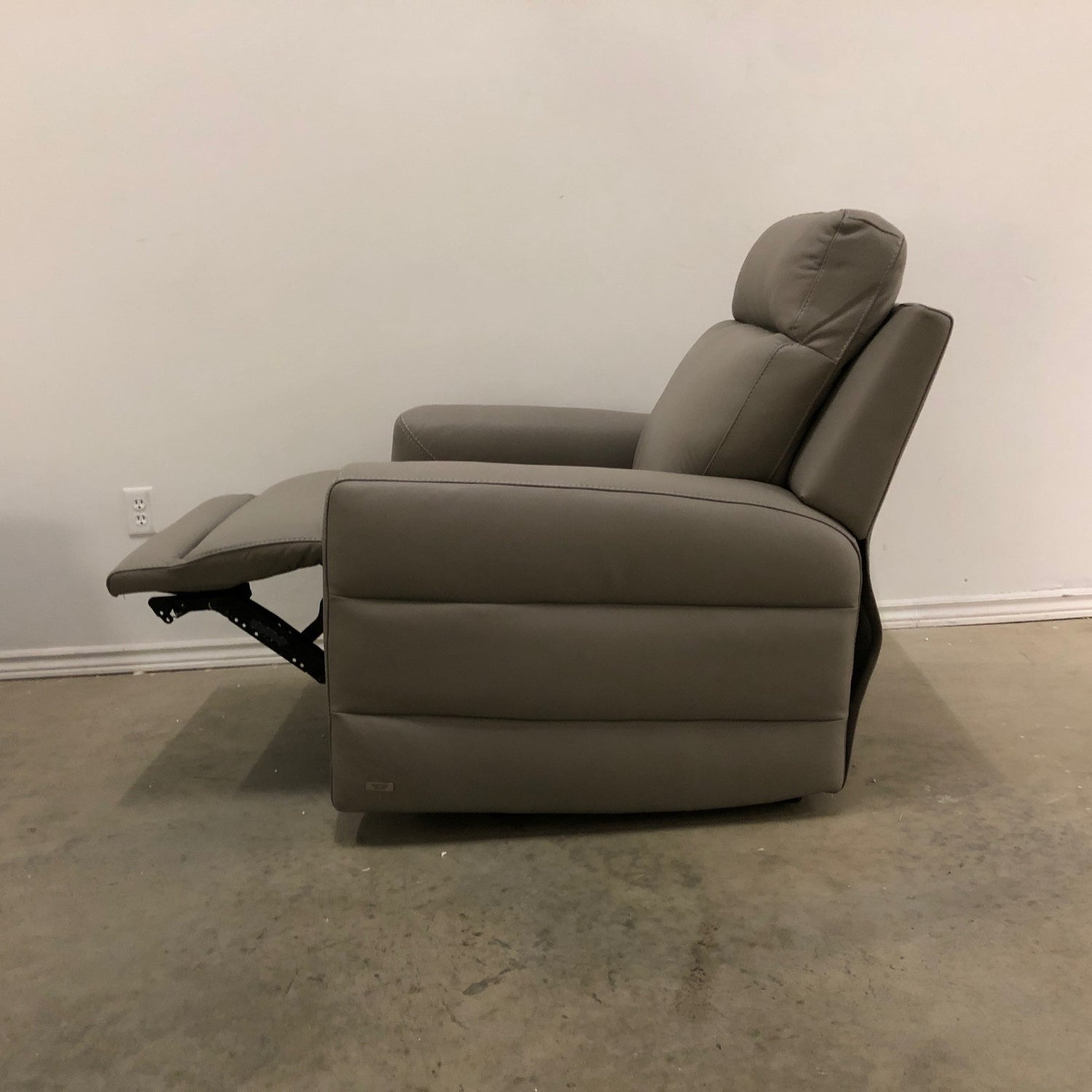 BENEVOLO ITALIAN LEATHER POWER RECLINER