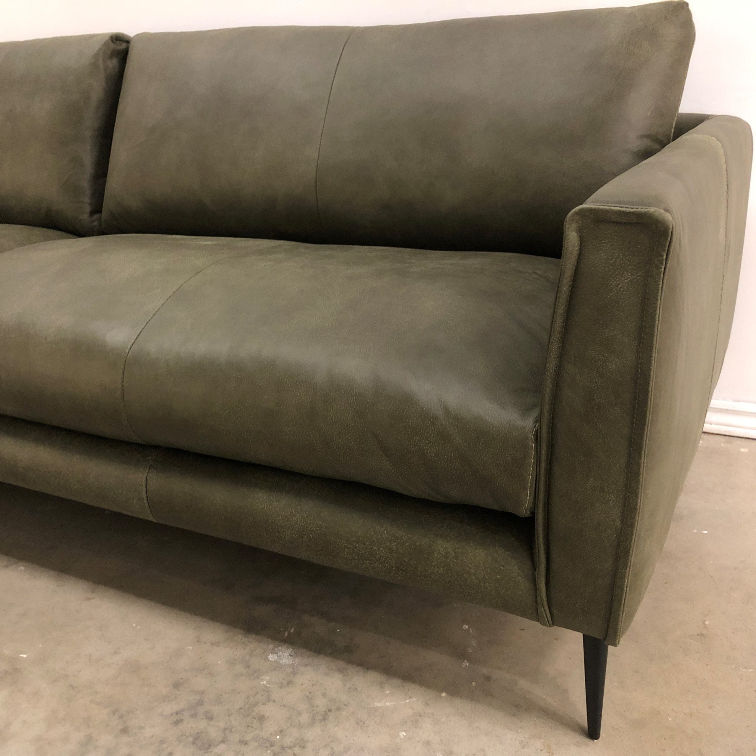 VEGAS LEATHER SOFA BY CORIUM ITALIA (OLIVE)